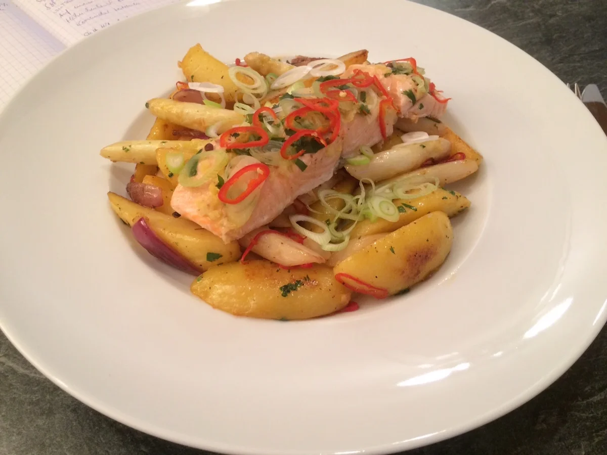 Rezept: Spargel-Kartoffel-G'röstl mit gedämpftem Lachs (oder mit gebackener Hähnchenbrust) Bild Nr. 34 Spargel-Kartoffel-G'röstl mit gedämpftem Lachs (oder mit gebackener Hähnchenbrust) - Rezept - Bild Nr. 34