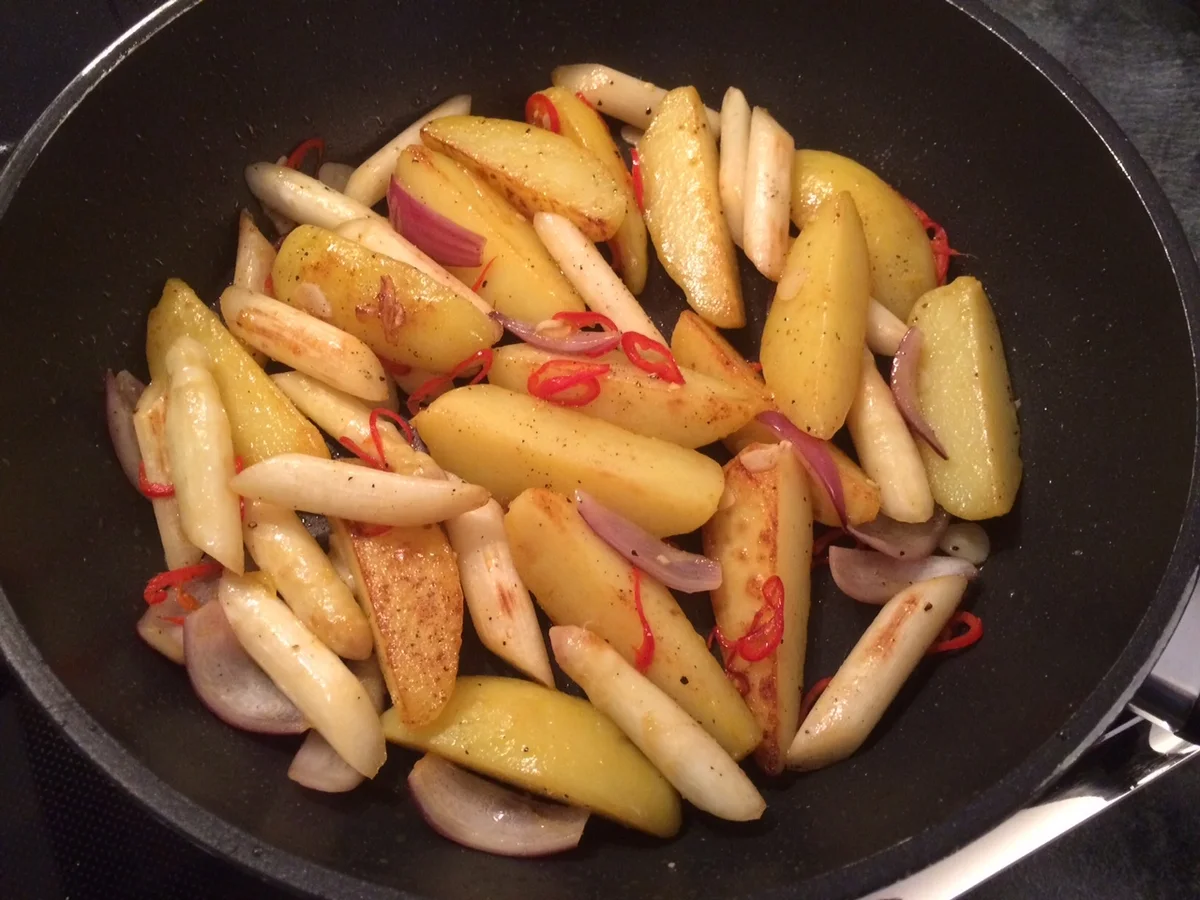 Rezept: Spargel-Kartoffel-G'röstl mit gedämpftem Lachs (oder mit gebackener Hähnchenbrust) Bild Nr. 36 Spargel-Kartoffel-G'röstl mit gedämpftem Lachs (oder mit gebackener Hähnchenbrust) - Rezept - Bild Nr. 36