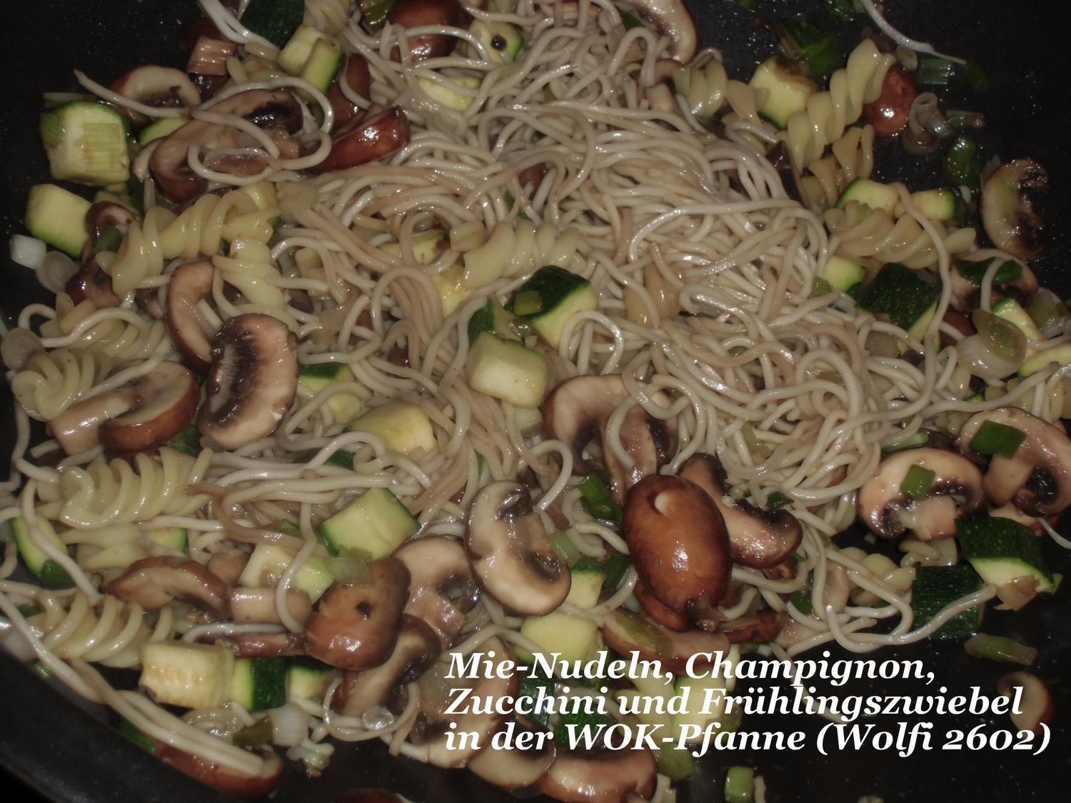 Vegetarisch : Gebratene Nudeln mit Champignon, Zucchini und ...