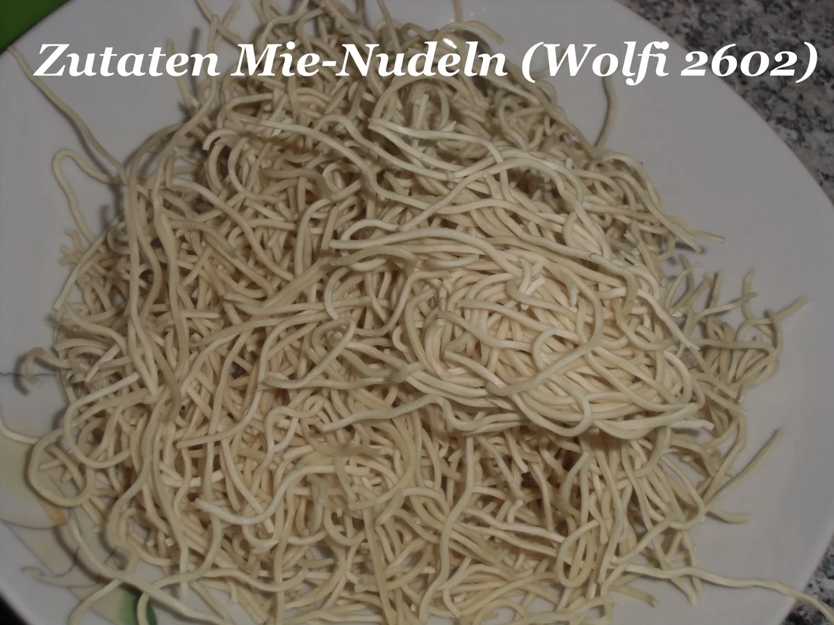 Vegetarisch : Gebratene Nudeln mit Champignon, Zucchini und Frühlingszwiebel - Rezept - Bild Nr. 33