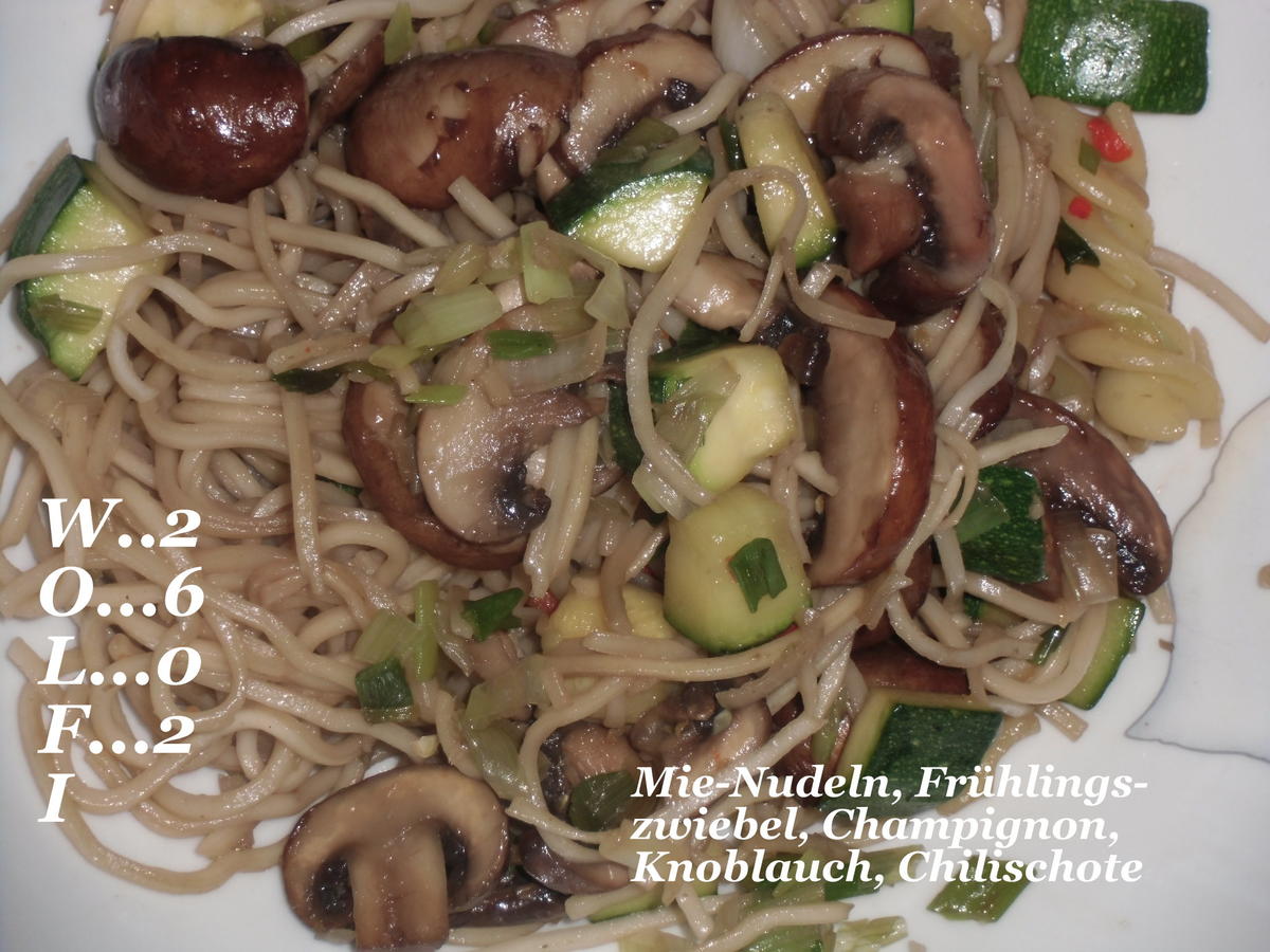 Vegetarisch : Gebratene Nudeln mit Champignon, Zucchini und Frühlingszwiebel - Rezept - Bild Nr. 36