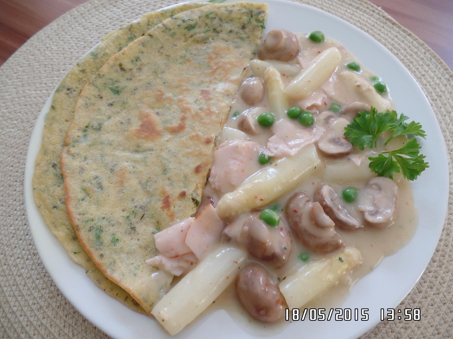 Spargelragout mit Kräuter-Pfannkuchen - Rezept - kochbar.de