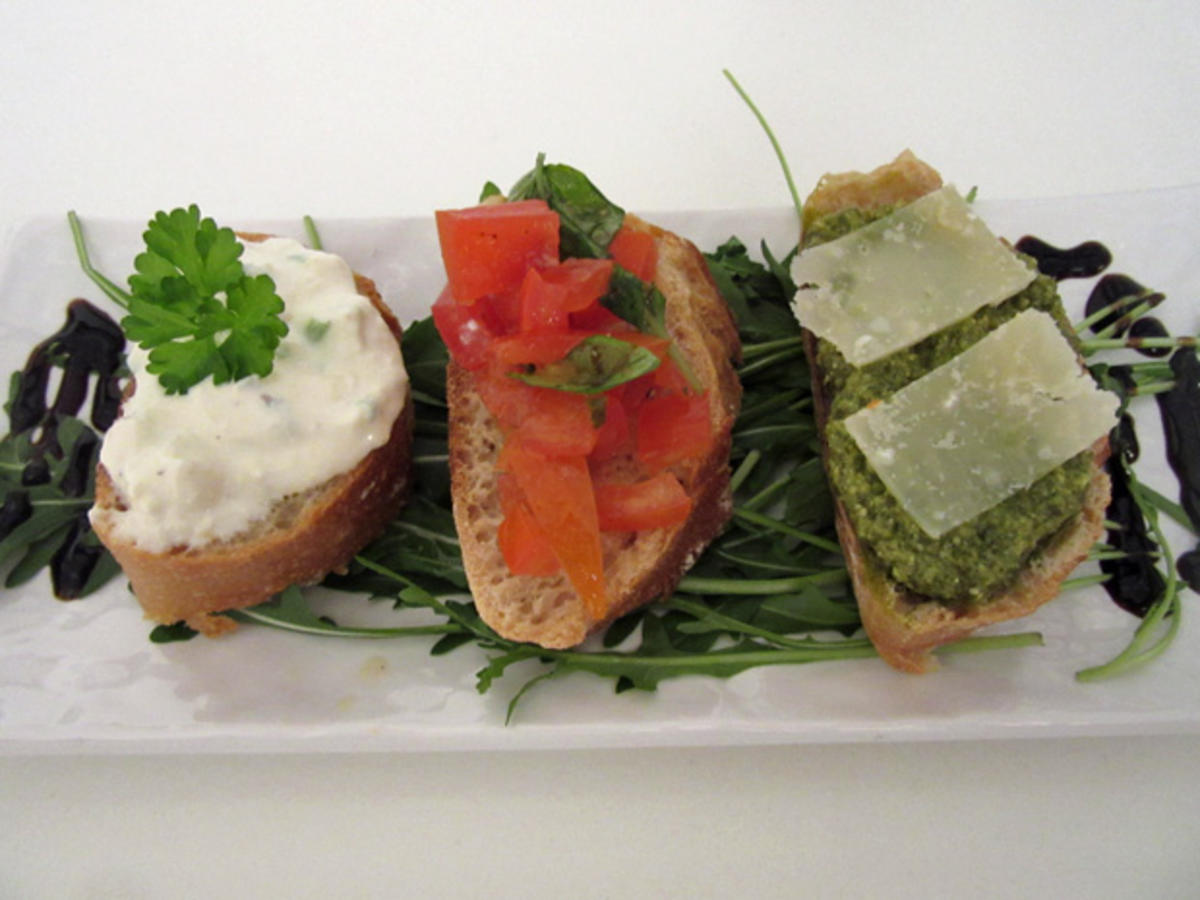 Bilder für Bruschetta Variationen (Fetacreme, Basilikumpesto, Tomatenbruschetta) - Rezept