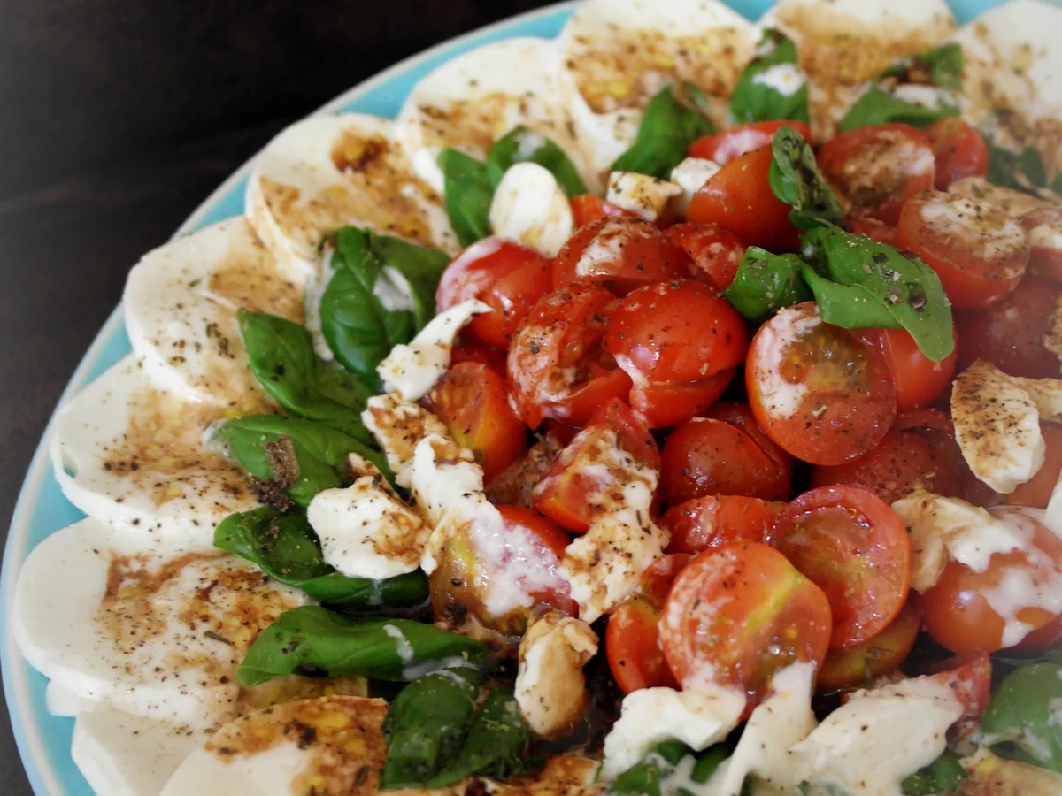 Vorspeise, Salat: Tomaten und Mozzarella mit Meerrettich; Caprese mal anders; - Rezept - Bild Nr. 282