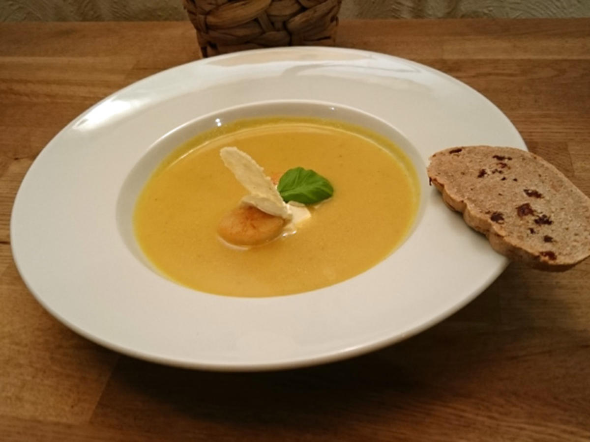 Bilder für Schaumsüppchen von der gelben Tomate mit Jakobsmuschel und selbstgebackenem Brot - Rezept