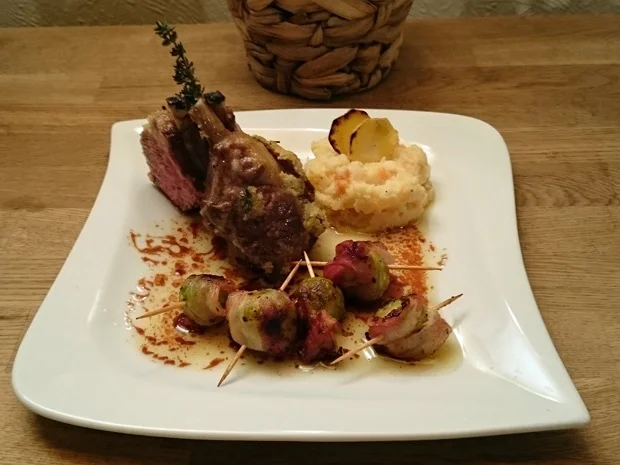 Lammkarree in Kräuterkruste an Portweinjus dazu Rosenkohl-Tapas und Pastinaken-Püree - Rezept - Bild Nr. 18