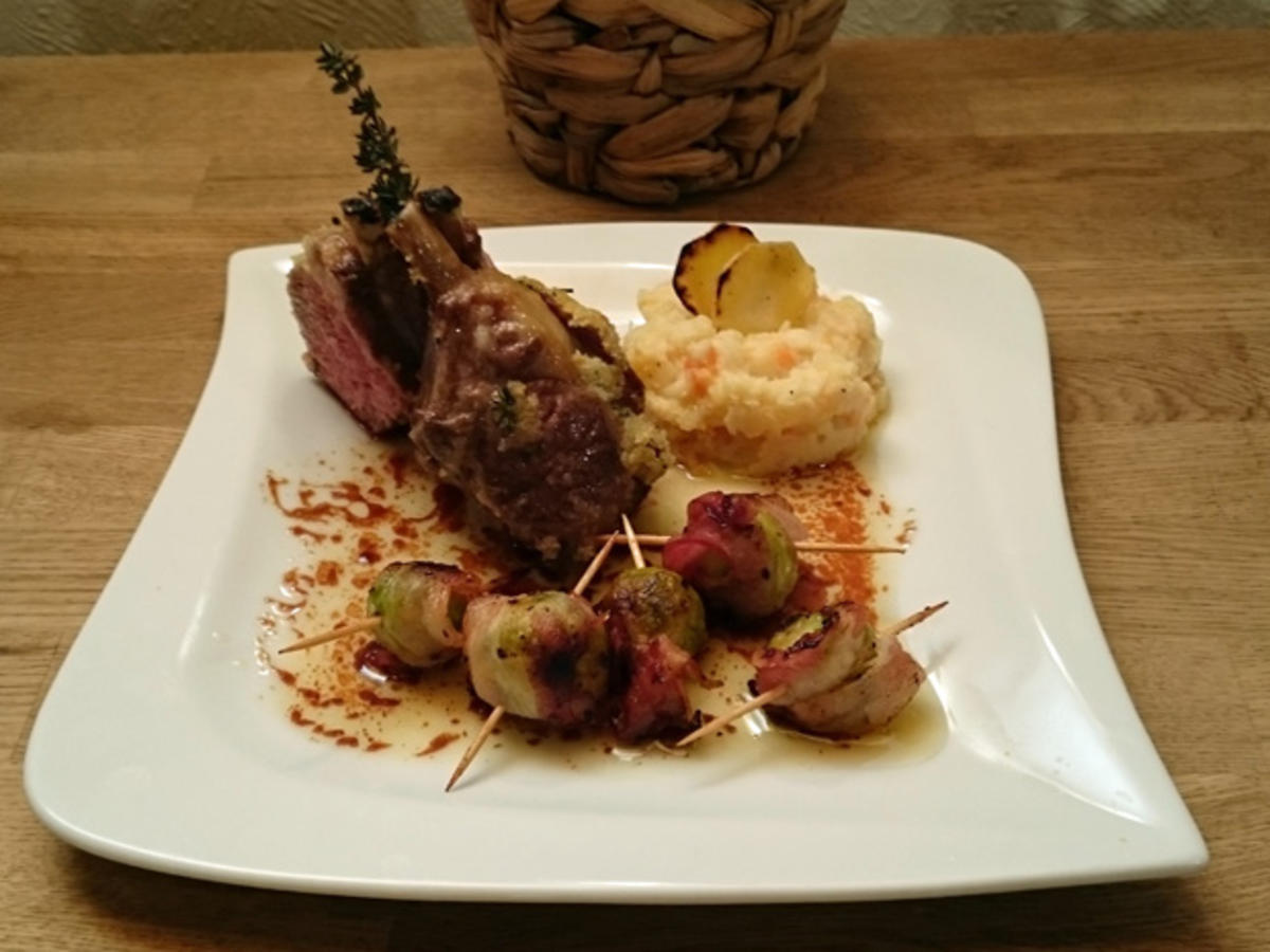 Lammkarree in Kräuterkruste an Portweinjus dazu Rosenkohl-Tapas und ...