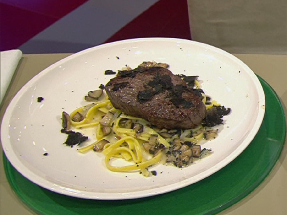 Bilder für Rinderfilet mit Pilz-Trüffelsauce und Tagliatelle (Steffen Henssler) - Rezept