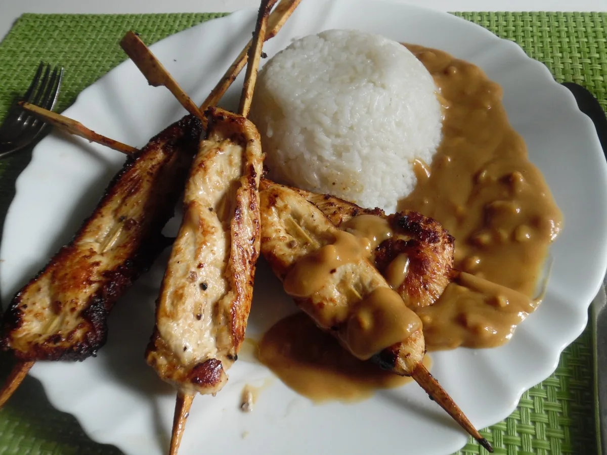 Saté-Spieße mit Erdnuss-Soße und Reis - Rezept - Bild Nr. 5