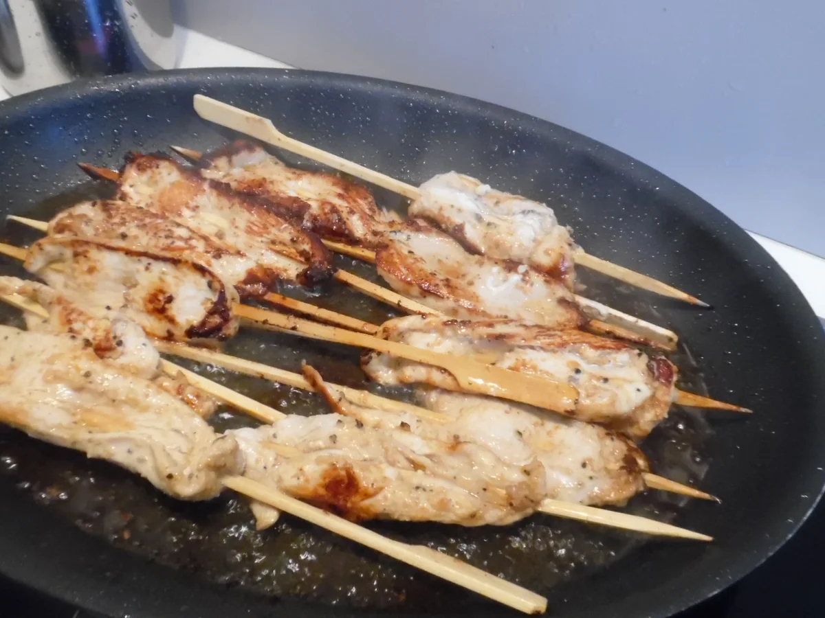 Saté-Spieße mit Erdnuss-Soße und Reis - Rezept - Bild Nr. 6