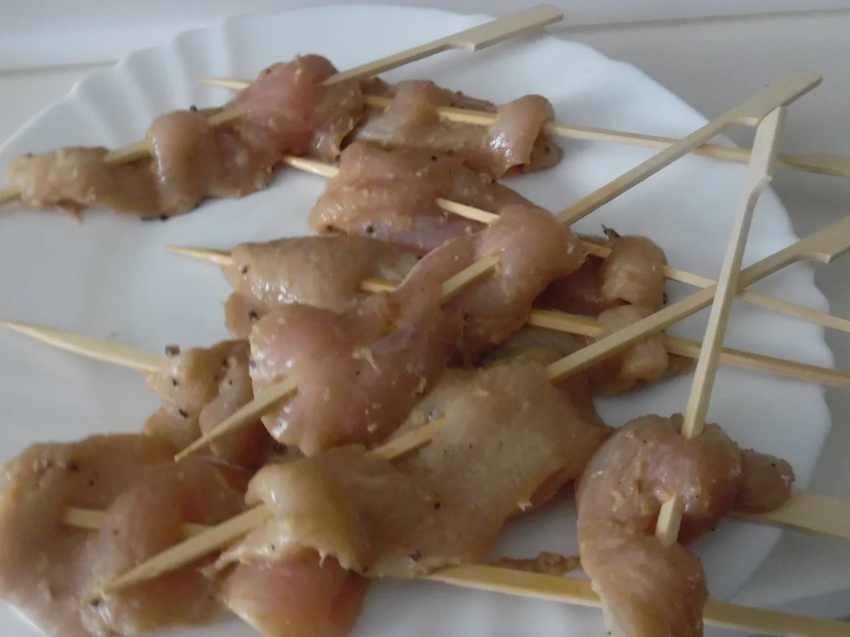 Saté-Spieße mit Erdnuss-Soße und Reis - Rezept - Bild Nr. 7