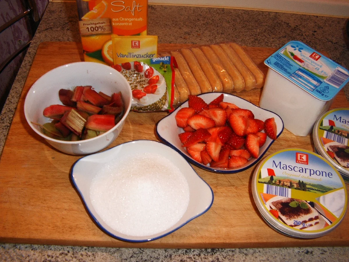 Rezept: Rhabarber-Erdbeer-Tiramisu Bild Nr. 11 Rhabarber-Erdbeer-Tiramisu - Rezept - Bild Nr. 11