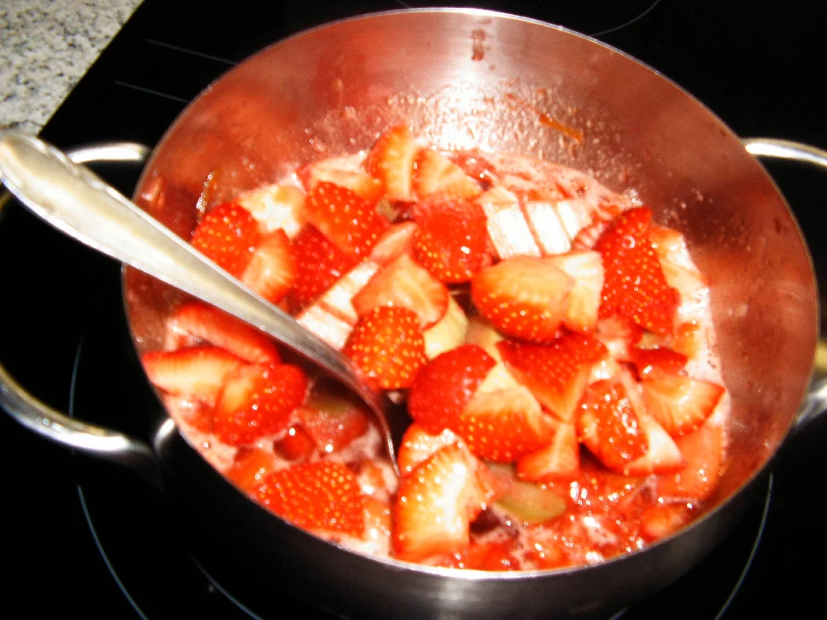 Rezept: Rhabarber-Erdbeer-Tiramisu Bild Nr. 11 Rhabarber-Erdbeer-Tiramisu - Rezept - Bild Nr. 11