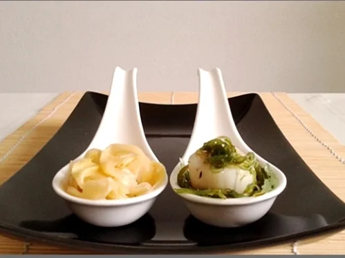 Rezept: Gebratene Jakobsmuscheln mit Wakame-Algensalat & Ingwerscheiben dazu Bild Nr. 17 Gebratene Jakobsmuscheln mit Wakame-Algensalat & Ingwerscheiben dazu - Rezept - Bild Nr. 17