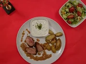 Mariniertes Schweinefilet, Rosmarinkartoffeln, Kräuterquark, gemischter Salat - Rezept - Bild Nr. 25