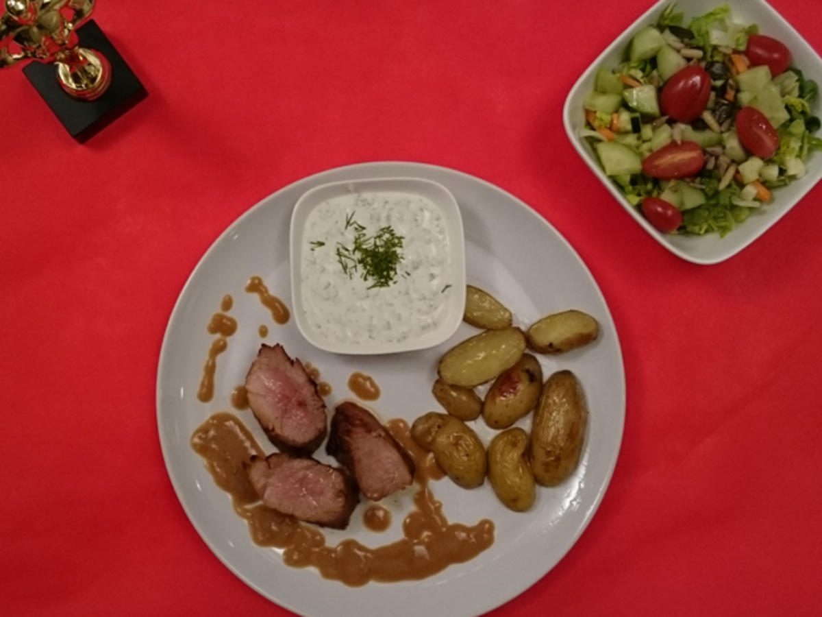 Bilder für Mariniertes Schweinefilet, Rosmarinkartoffeln, Kräuterquark, gemischter Salat - Rezept