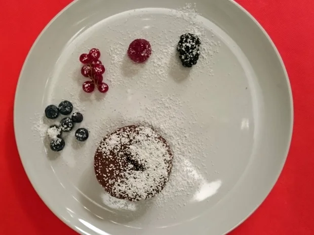 Schokoladenkuchen mit flüssigen Kern, dazu gemischte Beeren - Rezept - Bild Nr. 24