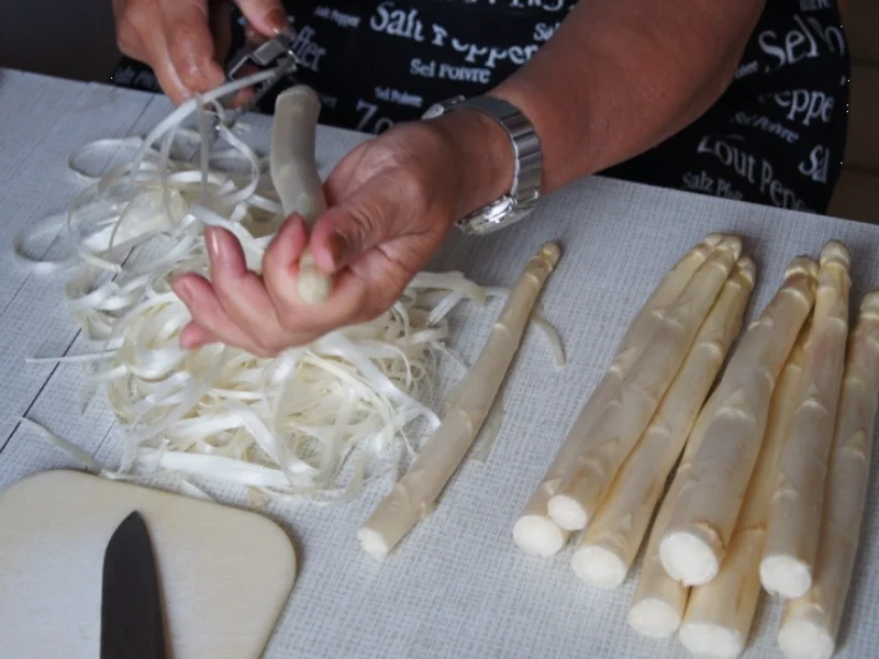 Rezept: Spargel mit Tagliatelle Bild Nr. 49 Spargel mit Tagliatelle - Rezept - Bild Nr. 49