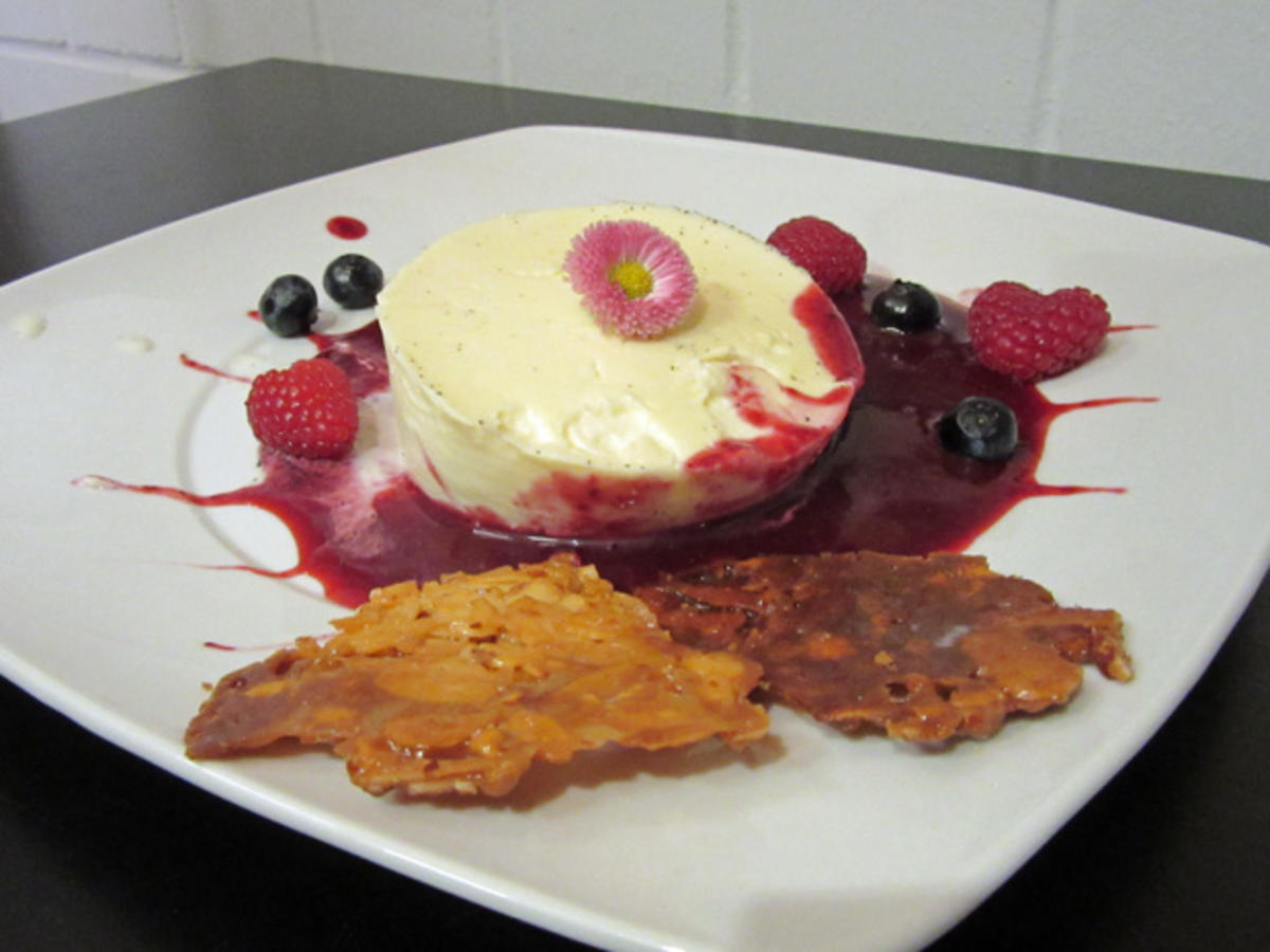 Panna Cotta auf Beerenspiegel - Rezept mit Bild - kochbar.de