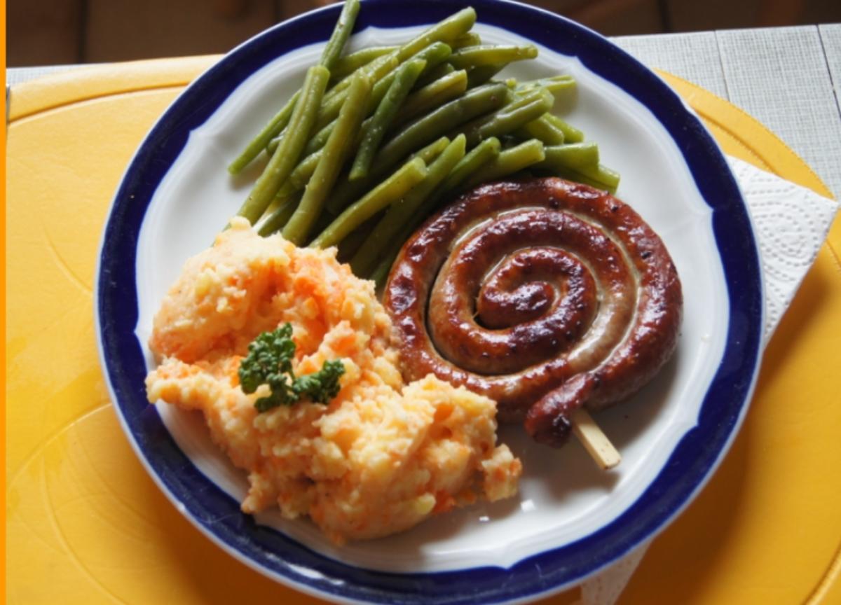 Bratwurstschnecke mit grünen Bohnen und Möhren-Kartoffelstampf - Rezept ...