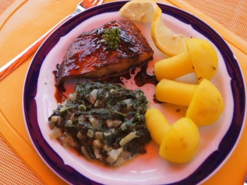 Rezept: Lachsfilet mit Rahm-Spinat und Curry-Kartoffelpilzen Bild Nr. 52 Lachsfilet mit Rahm-Spinat und Curry-Kartoffelpilzen - Rezept - Bild Nr. 52