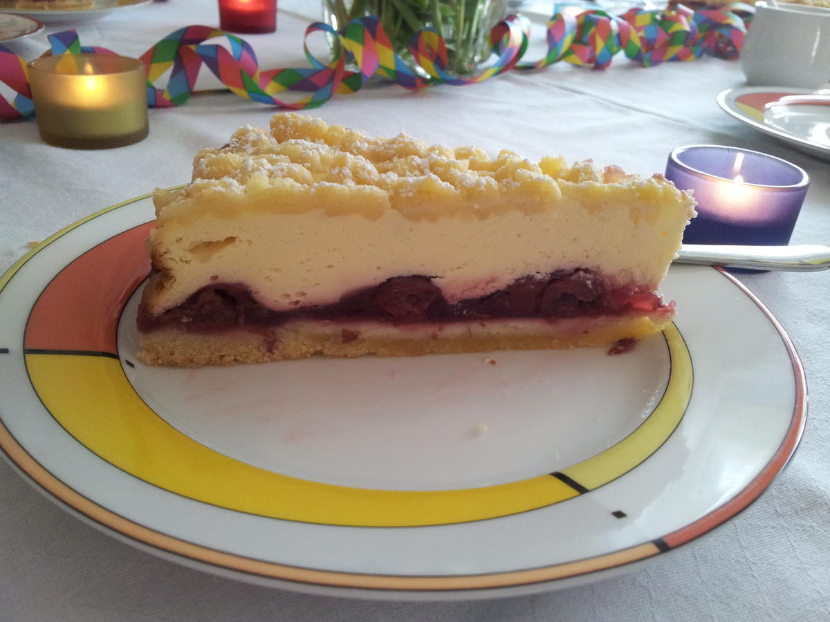 Käse-Streuselkuchen mit Kirschkompott - Rezept - kochbar.de