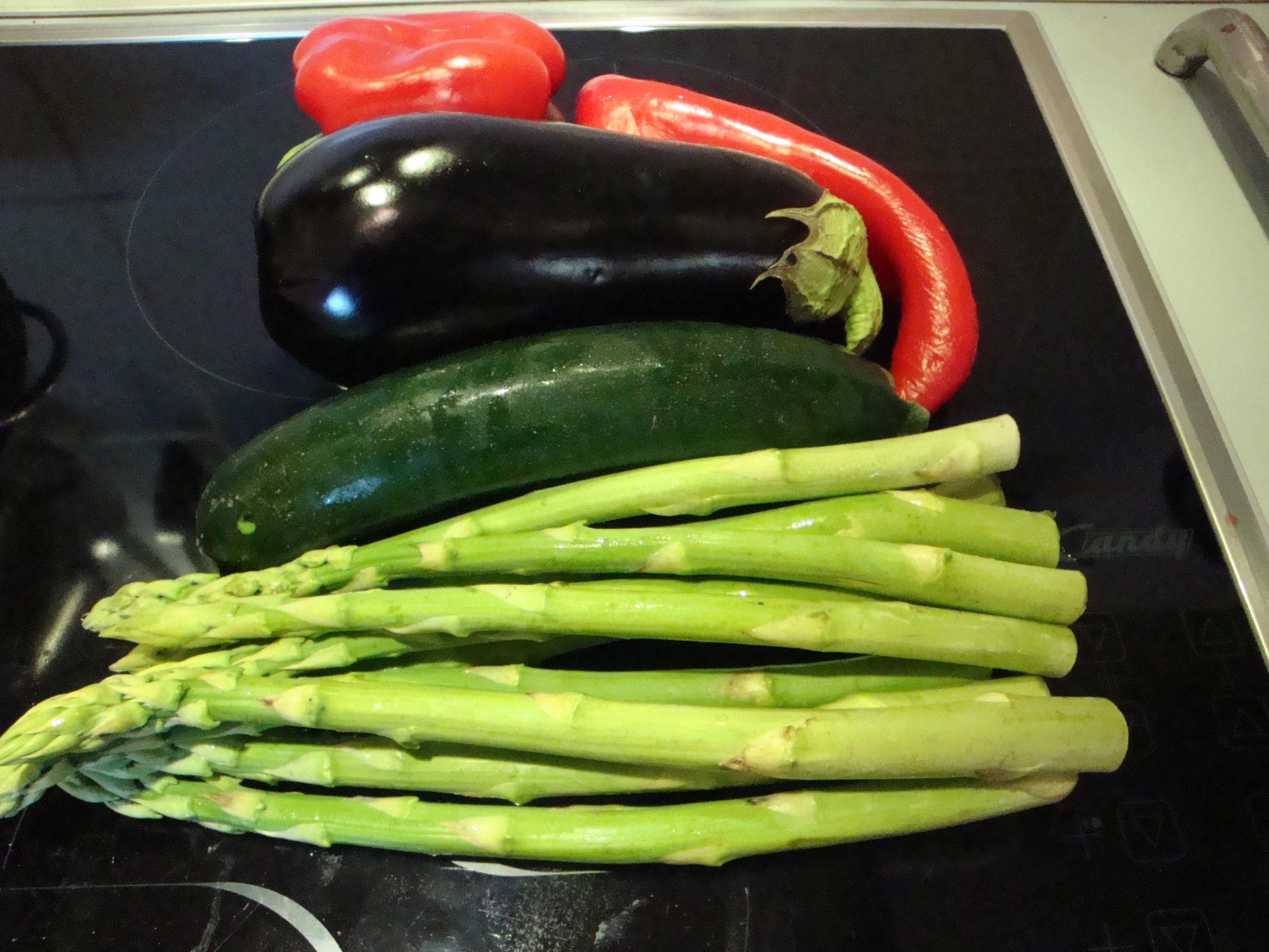 Bilder für Gemüse Frittata mit Aubergine-grünem Spargel-Zucchini & rotem Paprika - Rezept