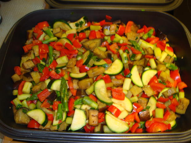 Gemüse Frittata mit Aubergine-grünem Spargel-Zucchini &amp; rotem Paprika ...