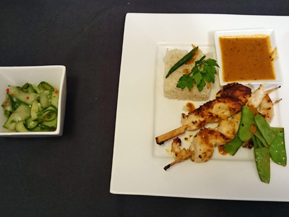 Bilder für Homemade Red-Thai-Curry an Hähnchenspießen mit Jasminreis und Gurken-Chili-Salat - Rezept