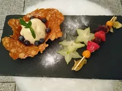 Macadamia-Eis im Karamellkörbchen mit Karambole-Carpaccio und Physalisspieß - Rezept - Bild Nr. 183