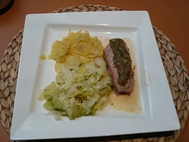 Rezept: Kalbsrückensteak mit Kräuterkruste auf Spitzkohl und Bäckerinkartoffel Bild Nr. 184 Kalbsrückensteak mit Kräuterkruste auf Spitzkohl und Bäckerinkartoffel - Rezept - Bild Nr. 184