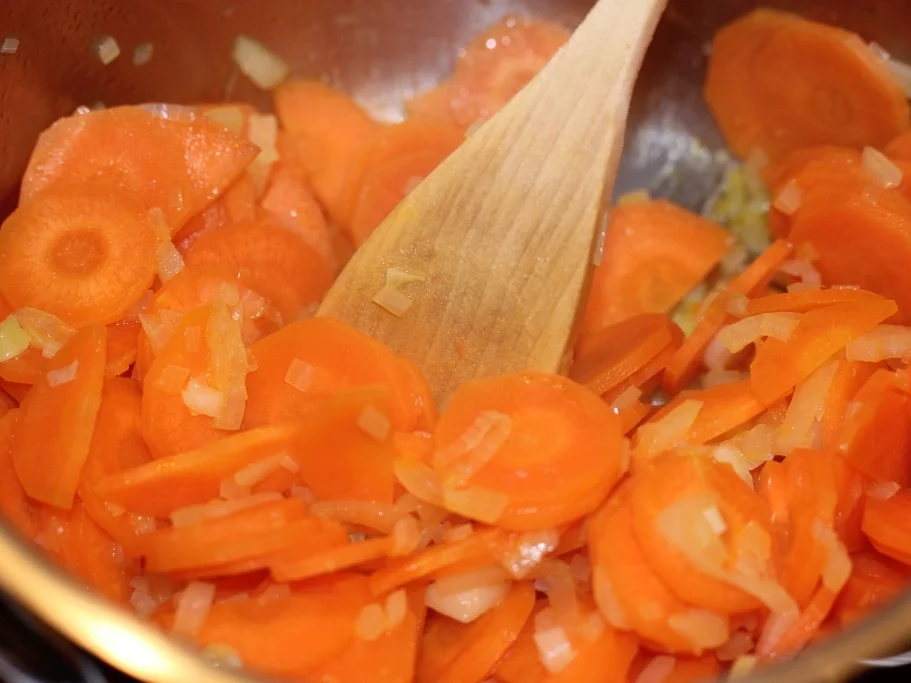 breite Bandnudeln mit gebratenem Lachs und Möhren-Orangensoße - Rezept - Bild Nr. 3