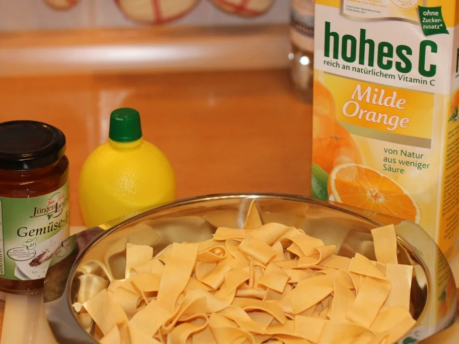 breite Bandnudeln mit gebratenem Lachs und Möhren-Orangensoße - Rezept - Bild Nr. 5