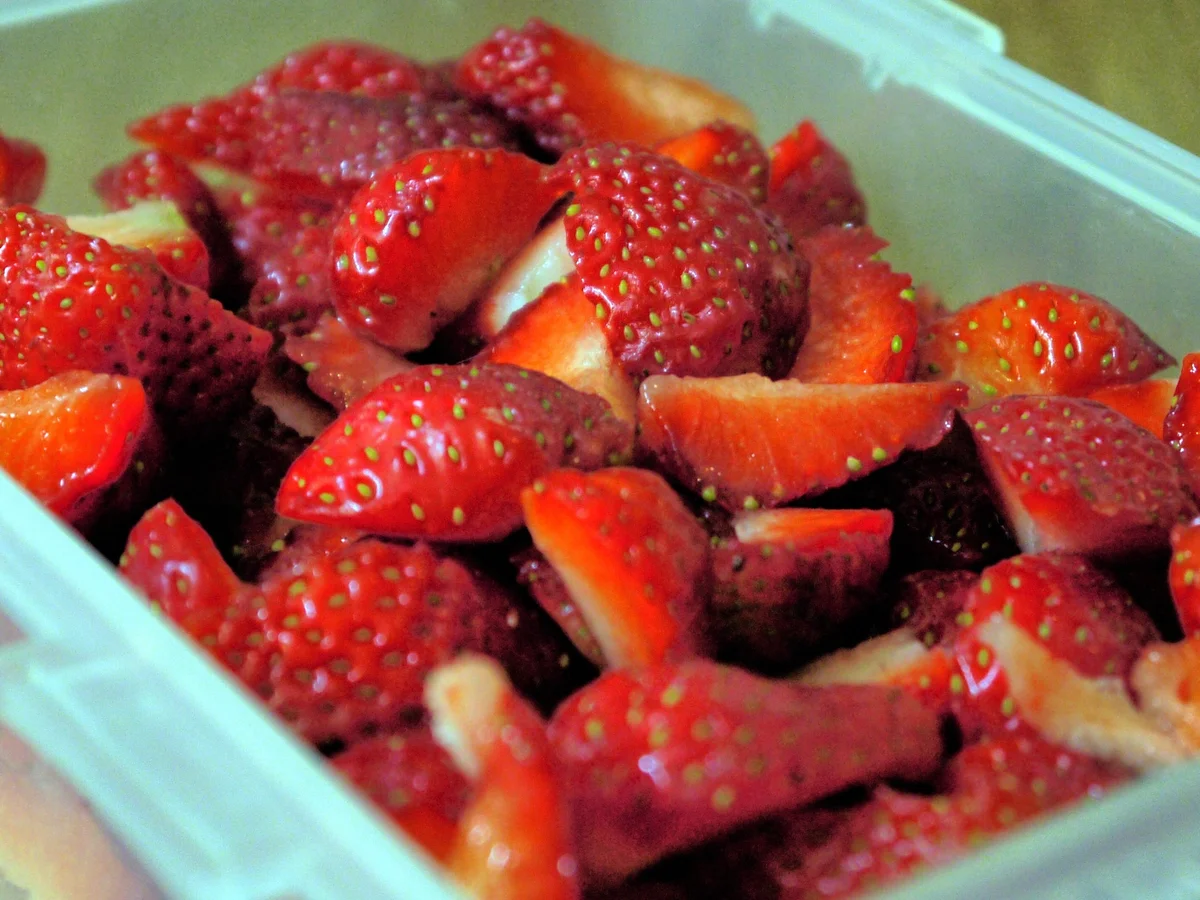 Erdnusspudding mit marinierten Erdbeeren - Rezept - Bild Nr. 233