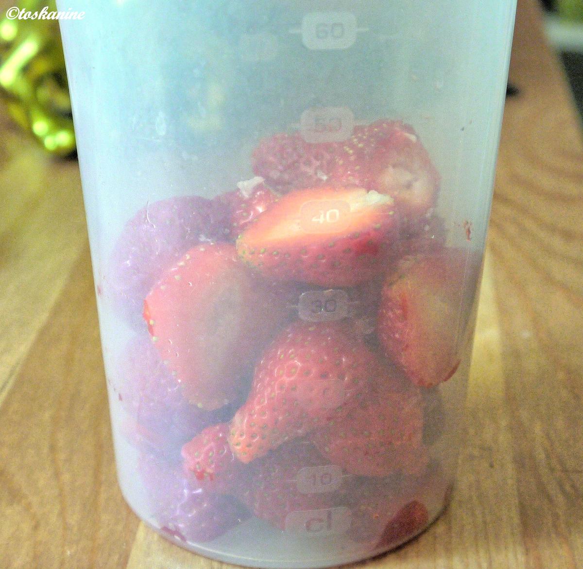 Erdnusspudding mit marinierten Erdbeeren - Rezept - Bild Nr. 234