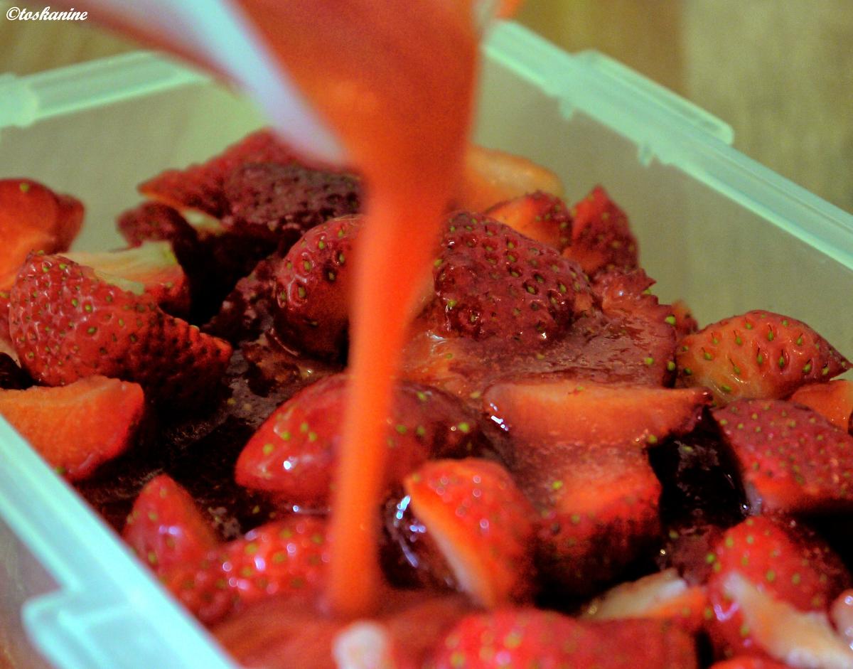 Erdnusspudding mit marinierten Erdbeeren - Rezept - Bild Nr. 235