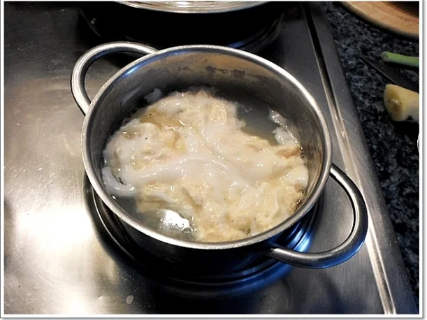 Rezept: Vietnamesische Tomatensuppe mit „Eierblumen“ Bild Nr. 221 Vietnamesische Tomatensuppe mit „Eierblumen“ - Rezept - Bild Nr. 221