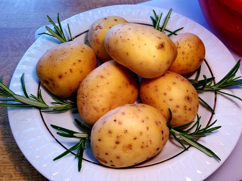 Einfache Rosmarin-Kartoffeln (Ofen) - kochbar.de