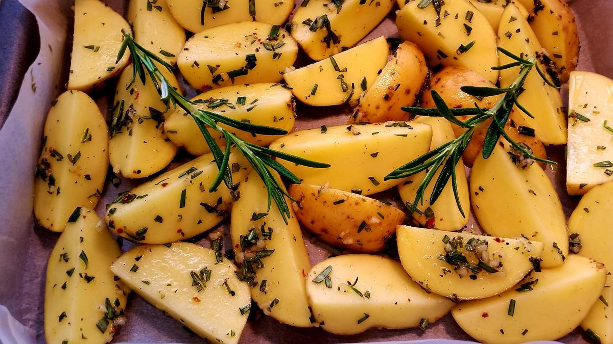 Einfache Rosmarin-Kartoffeln (Ofen) - kochbar.de