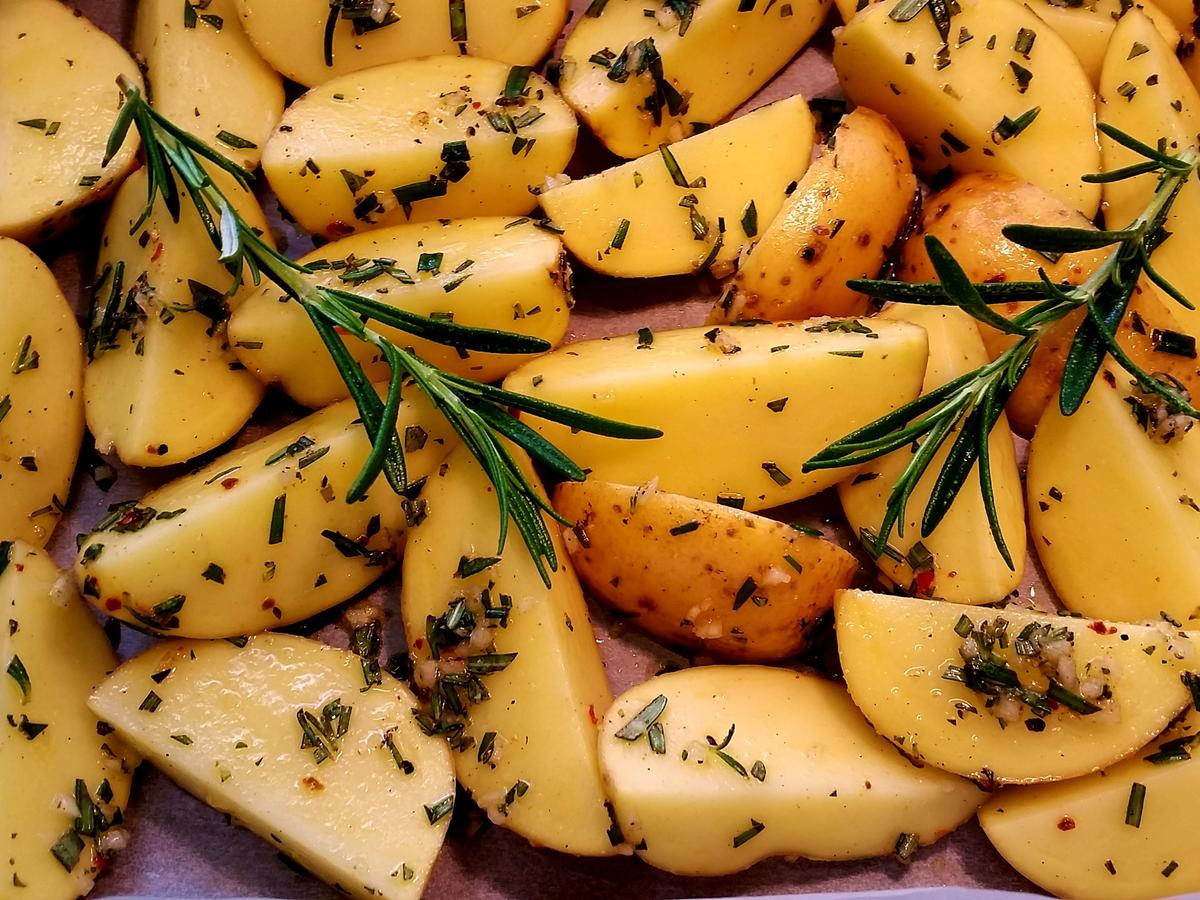 Einfache Rosmarin-Kartoffeln (Ofen) - kochbar.de