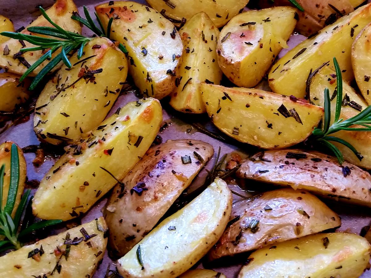 Einfache Rosmarin-Kartoffeln (Ofen) - kochbar.de