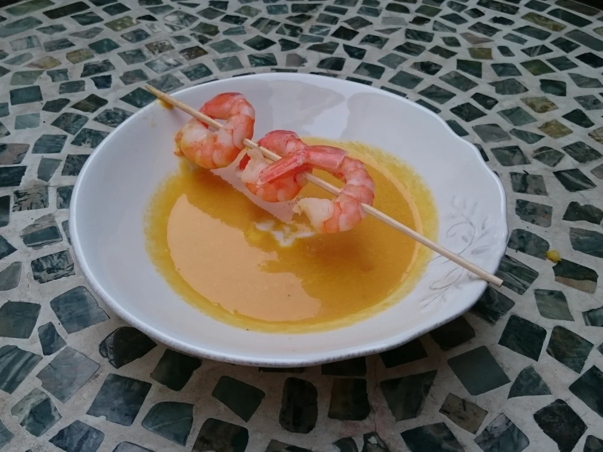 Rezept: Karotten- Ingwer Süppchen mit Crevettenspieß und Kokos Bild Nr. 284 Karotten- Ingwer Süppchen mit Crevettenspieß und Kokos - Rezept - Bild Nr. 284