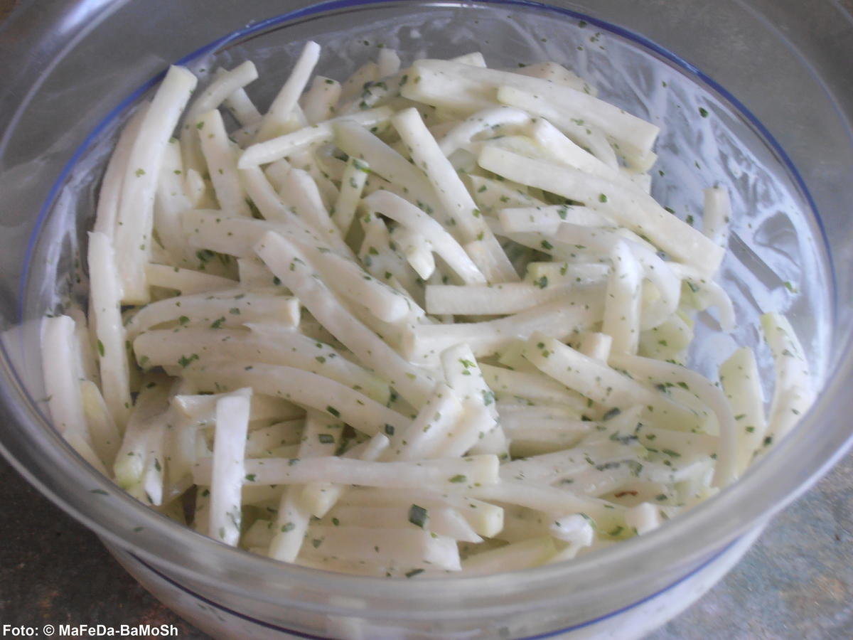 Kohlrabi-Salat mit Joghurt-Kräuter-Dressing - Rezept - kochbar.de