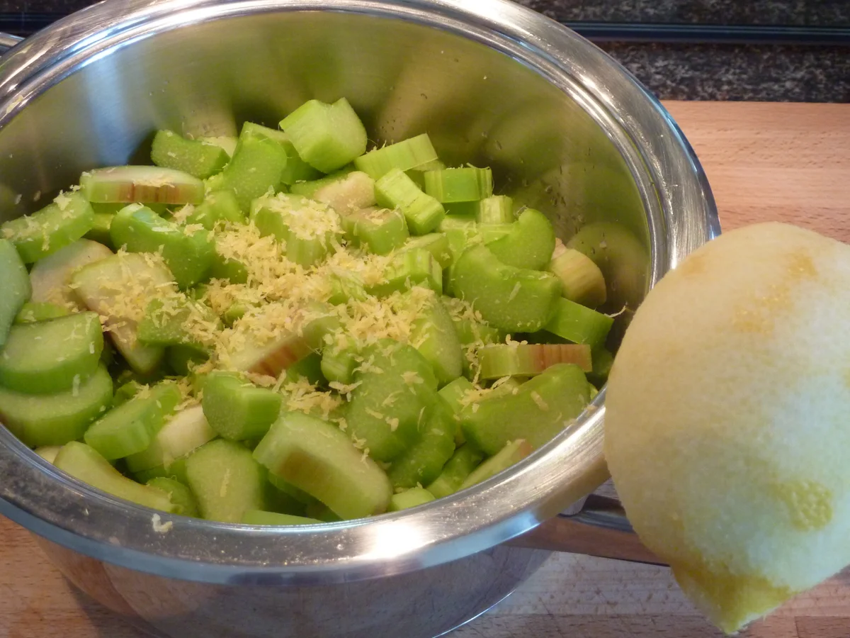 Rezept: Bananen - Rum Glace mit Rhabarberkompott Bild Nr. 293 Bananen - Rum Glace mit Rhabarberkompott - Rezept - Bild Nr. 293