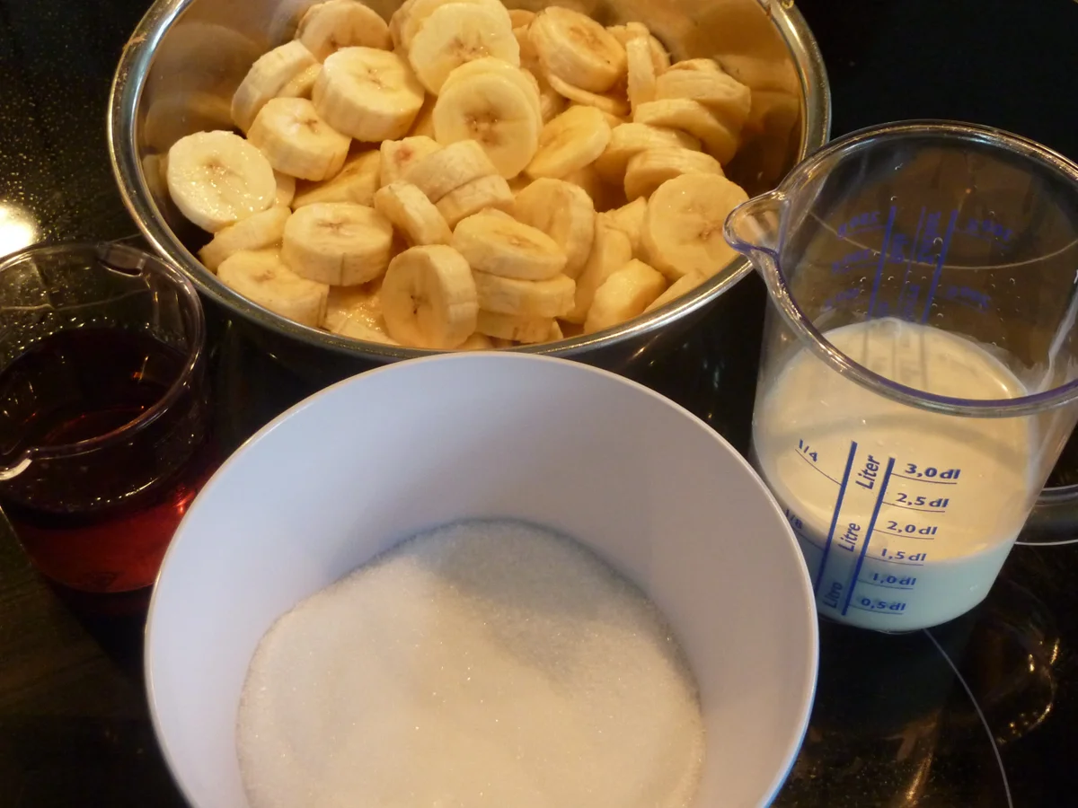 Rezept: Bananen - Rum Glace mit Rhabarberkompott Bild Nr. 294 Bananen - Rum Glace mit Rhabarberkompott - Rezept - Bild Nr. 294