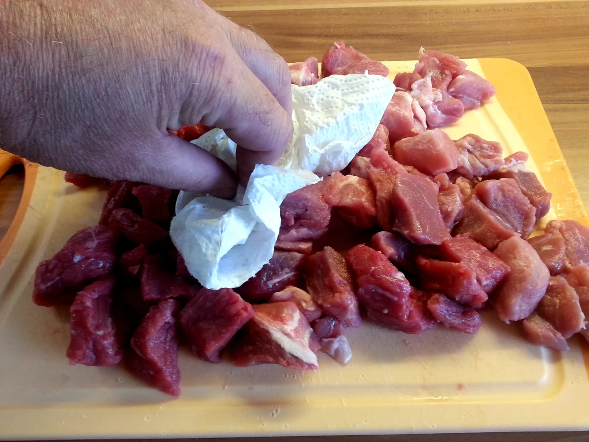 Mazu12-Gulasch mit Rinderfond und Wacholderbauch  (geräucherter Bauch) - Rezept - Bild Nr. 305