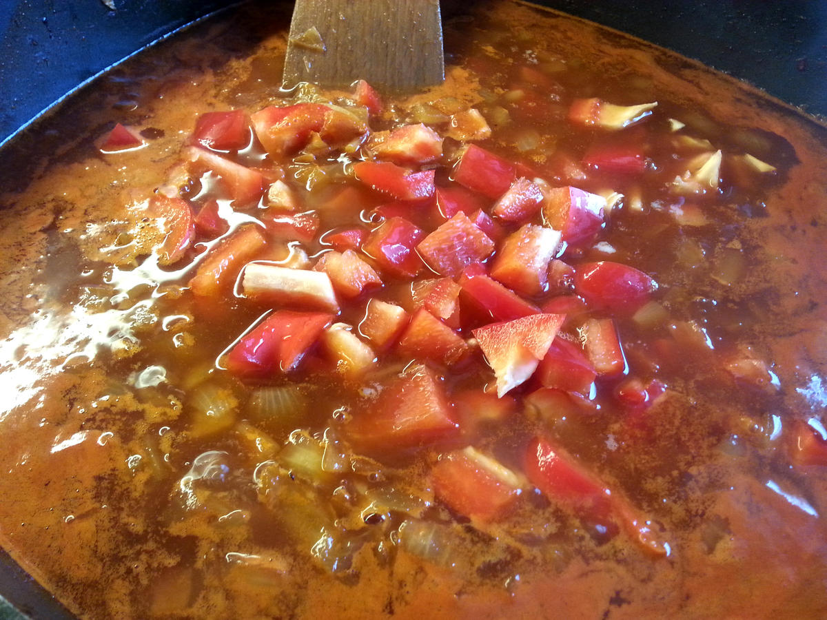 Mazu12-Gulasch mit Rinderfond und Wacholderbauch  (geräucherter Bauch) - Rezept - Bild Nr. 311