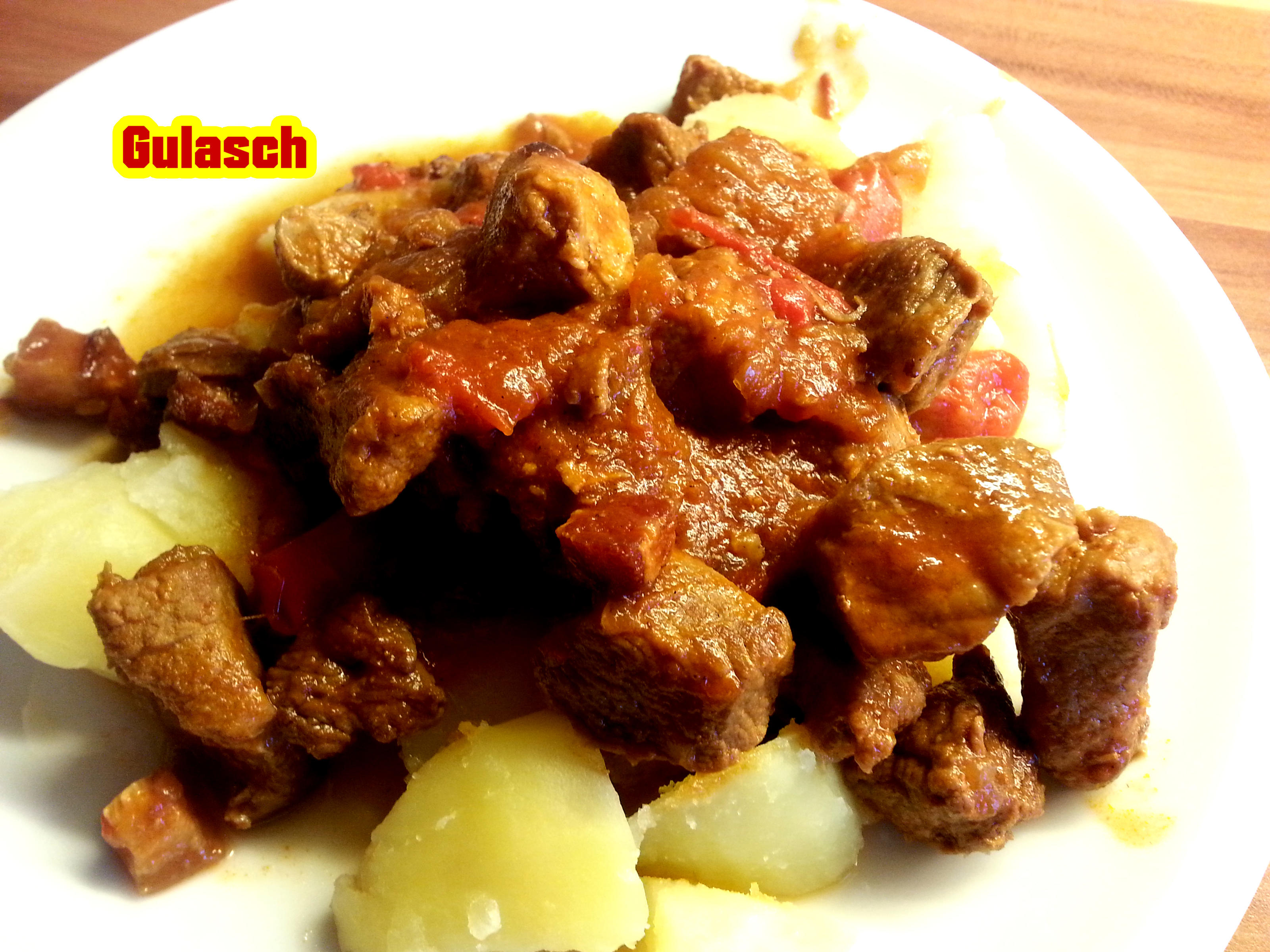 Bilder für Mazu12-Gulasch mit Rinderfond und Wacholderbauch (geräucherter Bauch) - Rezept