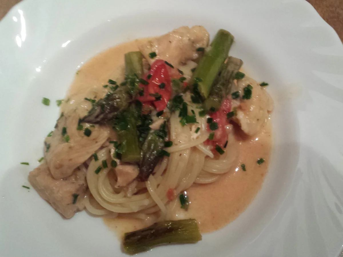 Rezept: Spaghetti mit Lachs, grünem Spargel und Cherrytomaten in Zitronensahnesoße Bild Nr. 303 Spaghetti mit Lachs, grünem Spargel und Cherrytomaten in Zitronensahnesoße - Rezept - Bild Nr. 303