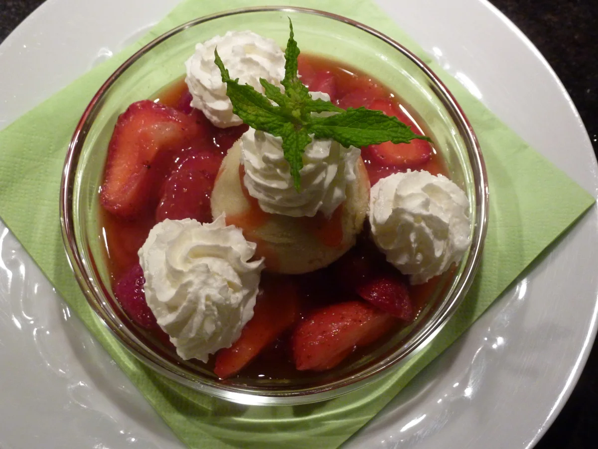 Rezept: Rhabarber Glace mit Erdbeeren Bild Nr. 304 Rhabarber Glace mit Erdbeeren - Rezept - Bild Nr. 304